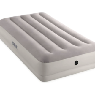 El Colchón Inflable Eléctrico INTEX 2 Plazas PremAire II Elevated, es una opción premium diseñada para quienes buscan una experiencia de descanso similar a la de una cama tradicional, con la comodidad adicional de un colchón inflable. Con unas dimensiones de 152 x 203 x 46 cm, ofrece un soporte firme y una altura elevada que facilita el acceso y proporciona mayor comodidad.  Características:  Modelo: 64926 Marca:  INTEX Construcción Fiber-Tech®: Incorpora miles de fibras de poliéster de alta resistencia que ofrecen una estructura firme y duradera, evitando deformaciones con el uso. Altura elevada de 46 cm: Facilita el acceso y proporciona una experiencia más cercana a una cama tradicional. Dimensiones: 46 x 152 x 203 cm Bomba eléctrica incorporada: Permite inflar y desinflar el colchón rápidamente, con un tiempo de inflado aproximado de 5.5 minutos. Panel de control digital: Incluye un dial de control de firmeza y un puerto USB para cargar dispositivos electrónicos. Superficie tipo almohada: Diseñada con cámaras de aire interconectadas que permiten un flujo de aire suave y gradual, ofreciendo una experiencia de descanso sin igual. Material duradero y resistente: Fabricado con material de PVC laminado de 2 capas que proporciona alta resistencia a pinchazos y retiene el aire de manera eficiente. Capacidad de peso: aproximadamente 272 kg Garantía: 6 Meses por fallas de fábrica País de fabricación: China